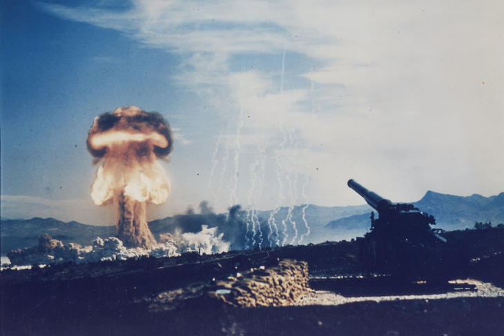 Amerikai atomágyú tesztje 1953-ban. A hidegháború idején mindkét oldalon számoltak taktikai nukleáris fegyverek bevetésével. Fotó: Wikimedia