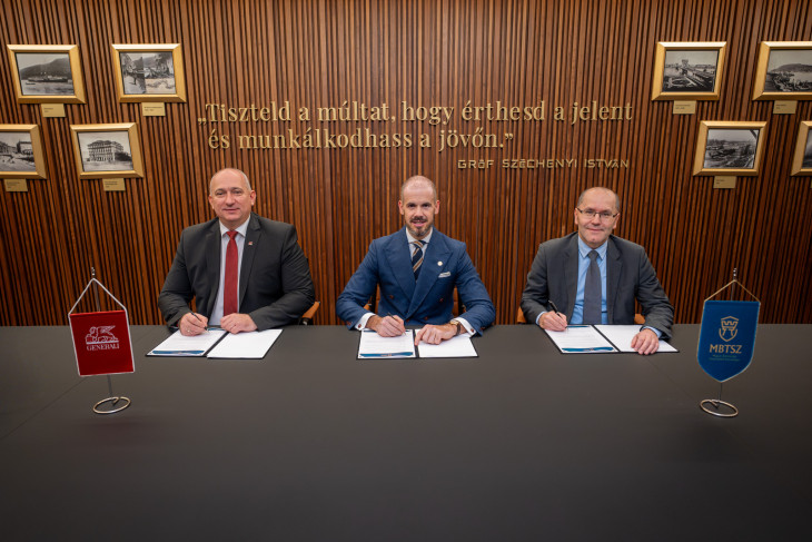 A stratégiai megállapodást Márta Róbert, a Generali Biztosító értékesítési területért felelős igazgatósági tagja, Keszthelyi Erik, a Hungarikum Biztosítási Alkusz Zrt. elnök-vezérigazgatója és Erdős Mihály a Generali Biztosító elnök-vezérigazgatója írták alá