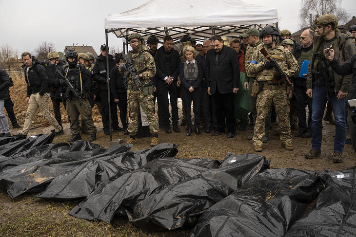 Ursula von der Leyen, az Európai Bizottság elnöke (k) az ukrajnai háború áldozatainak tömegsírból kihantolt holttesteit nézi a Kijev melletti Bucsában 2022. április 8-án. Bucsa körzetét több mint egy hónapig az Ukrajnát támadó orosz erők tartották ellenőrzés alatt. Fotó: MTI/AP/Rodrigo Abd 