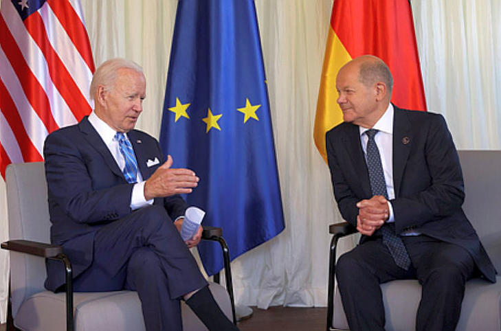 Olaf Scholz német kancellár és Joe Biden amerikai elnök megbeszélést folytat a Garmisch-Partenkirchen közelében lévő Elmau-kastélyban a világ hét iparilag legfejlettebb államát tömörítő G7-csoport kétnapos csúcstalálkozóján. Fotó: MTI/EPA/Getty Images/pool/Sean Gallup 