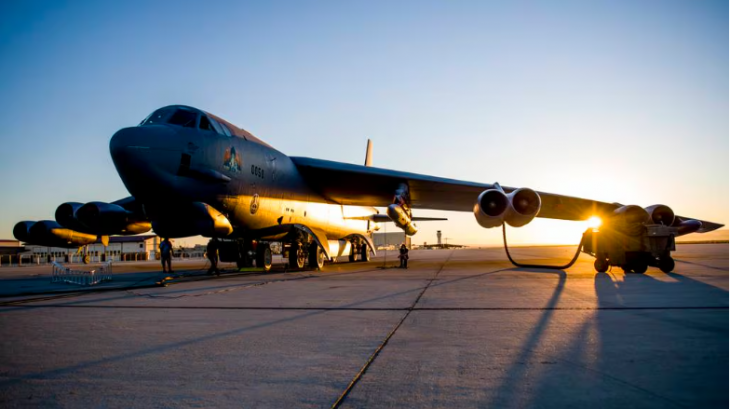 A B-52H Stratofortress bombázó sokféle fegyvert szállíthat.
