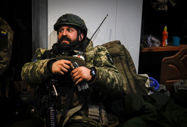 Ukrán katona egy óvóhelyen a kelet-ukrajnai Donyecki területen fekvő Szoledarban, ahol heves összecsapások zajlanak az ukrán és az orosz erők között 2023. január 8-án. Fotó: MTI/AP