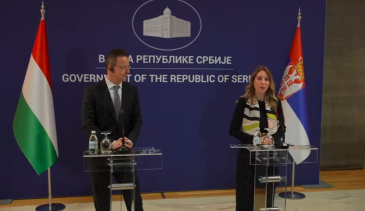 Szijjártó Péter külgazdasági és külügyminiszter, valamint Dubravka Đedović bányászati és energiaügyi miniszter a belgrádi sajtótájékoztatón