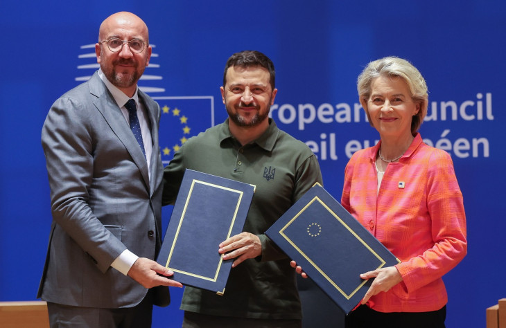 A megállapodást Volodimir Zelenszkij ukrán elnök (k) mellett Charles Michel, az Európai Tanács (b) és Ursula von der Leyen, az Európai Bizottság elnöke (j) írta alá