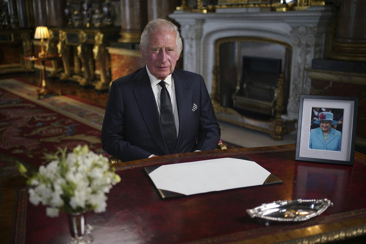 III. Károly brit király televíziós üzenetet intéz alattvalóihoz a londoni uralkodói rezidenciáról, a Buckingham-palotából 2022. szeptember 9-én. Fotó: MTI/AP/PA pool/Yui Mok 