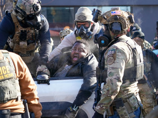 Továbbra is puskaporos a levegő Minneapolisban – az alelnök szerint „a szélsőbaloldali agitátorok” a hibásak