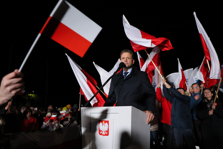 Rafal Trzaskowski varsói polgármester, a lengyel kormánykoalíció fő ereje, a Polgári Koalíció párt jelöltje Miedzyborowban kampányol 2025. május 16-án, két nappal a lengyel elnökválasztás első fordulója előtt