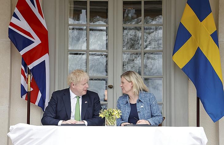 Összeborultak a britek és svédek – akár katonai eszközökkel is megvédik egymást