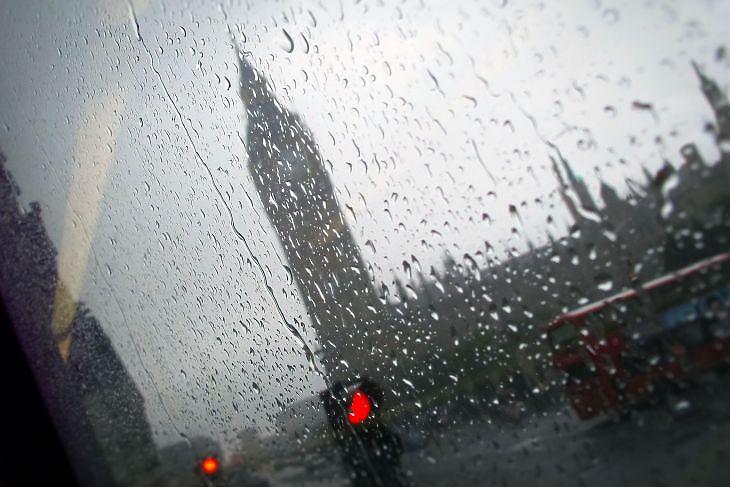 London esőben. (Depositphotos)