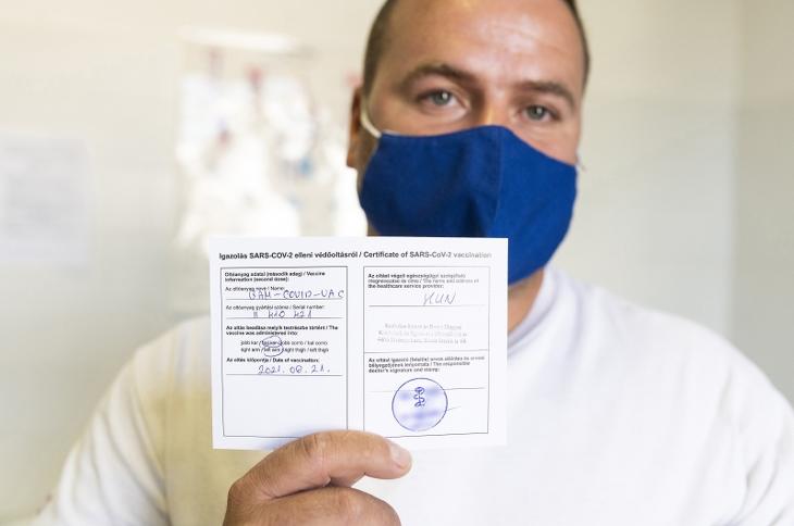 Magyar és angol nyelvű igazolását mutatja egy férfi, miután beoltották az orosz Szputnyik V koronavírus elleni vakcina második adagjával (Fotó: MTI/Balázs Attila)