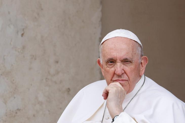 Ferenc pápa azt mondja, lássunk túl a sekély ünnepi csillogáson. Fotó: EPA/FABIO FRUSTACI
