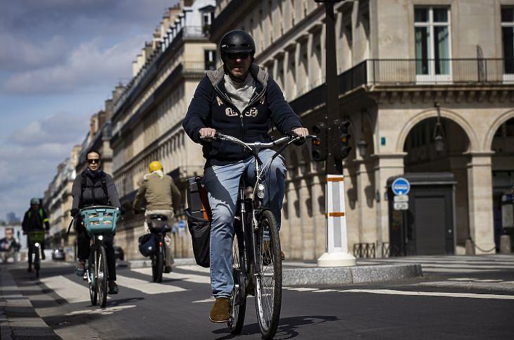Biciklisek a párizsi Rue de Rivolin 2020. május negyedikén. EPA/IAN LANGSDON 