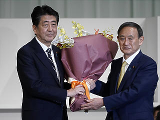 Szuga Josihide lett Japán új miniszterelnöke