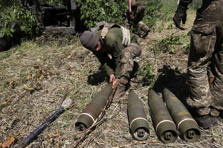 Ukrán katonák M777 ágyúval készülnek lőni az orosz erőket a kelet-ukrajnai Donyecki területen 2022. június 6-án. Fotó: MTI/EPA