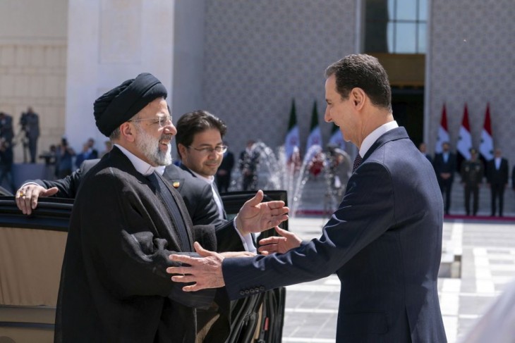 A szíriai elnöki hivatal hivatalos Facebook-oldalán közreadott képen Bassár el-Aszad szíriai elnök (j) kétnapos látogatáson Szíriában tartózkodó iráni partnerét, Ebrahim Raiszit fogadja Damaszkuszban 2023. május 3-án. Fotó: MTI/AP/A szíriai elnöki hivatal hivatalos Facebook-oldal