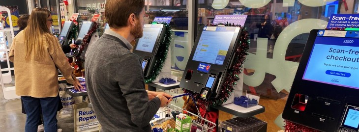 Új fizetési rendszer tesztel a Tesco a brit piacon. Fotó: Tesco