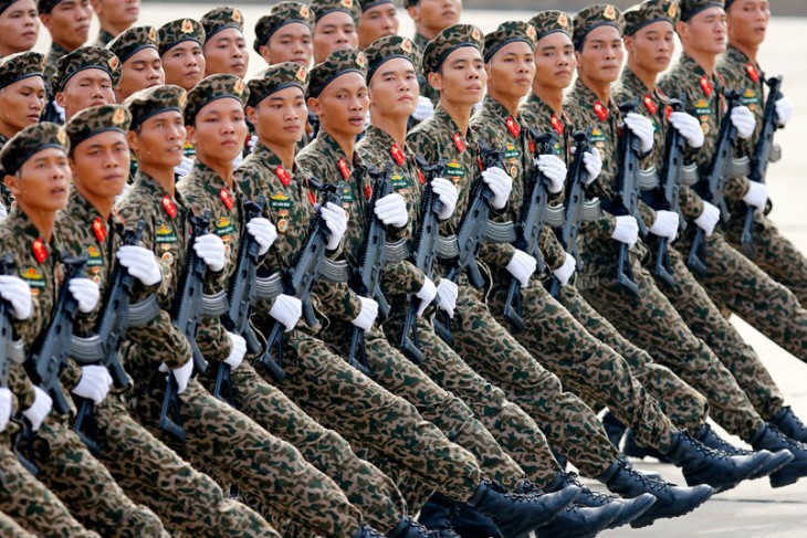 Vietnámi katonák díszszemlén a 2000-es években. Valószínűleg ma sem lenne könnyű megtörni őket. Fotó: Wikimedia