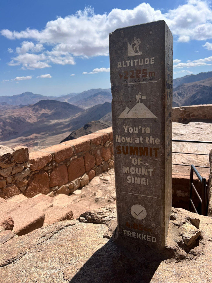  A Sínai-hegy csúcsán