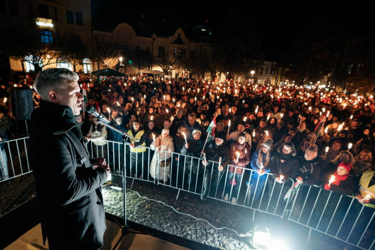 Magyar Péter  és hívei a Tisza Párt rendezvényén Veszprémben 2024. november 28-án 