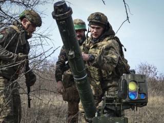 Ukrán katonák az orosz erők által ostromlott kelet-ukrajnai Bahmut térségében 2023. március 17-én. Fotó: MTI/AP/Roman Csop