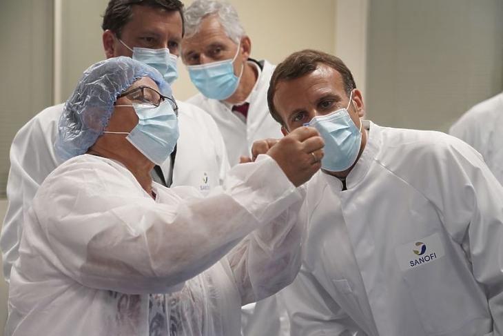 Emmanuel Macron francia elnök (j) látogatást tesz a koronavírus elleni oltóanyag-tesztelést folytató, francia alapítású Sanofi gyógyszeripari csoport laboratóriumában  (Fotó: MTI/EPA/Pool/Gonzalo Fuentes)
