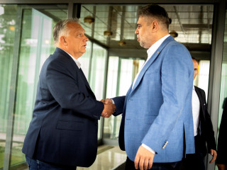 Orbán Viktor miniszterelnök és Marcel Ciolacu román kormányfő kezet fog tárgyalásukon Bukarestben 2024. július 26-án