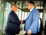 Orbán Viktor miniszterelnök és Marcel Ciolacu román kormányfő kezet fog tárgyalásukon Bukarestben 2024. július 26-án