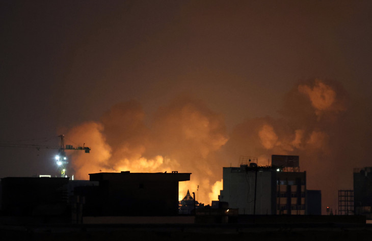  Füst száll a magasba egy légicsapást követően Teheránban 2026. március 6-án  