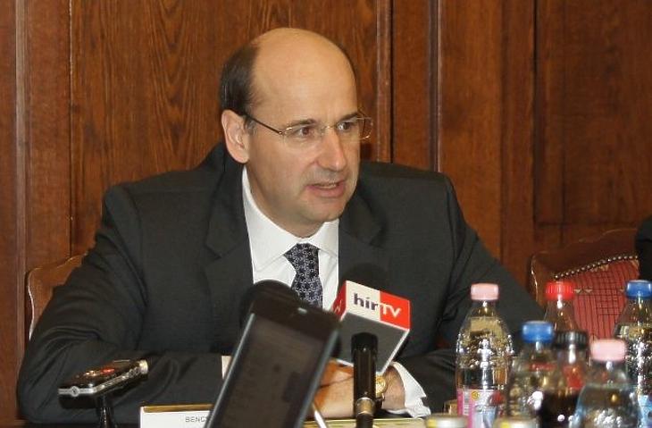 Kárpótolná részvényeseit az OTP