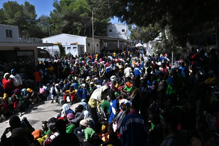 Migránsok tömegei várakoznak a lampedusai táborban a továbbszállításra 2023. szeptember 15-én. Fotó: EPA/CIRO FUSCO 