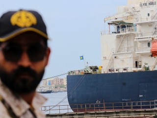 A Clyde Noble nevű, orosz olajat szállító hajó a pakisztáni Karacsi kikötőjében 2023. június 28-án. Fotó:  EPA/REHAN KHAN