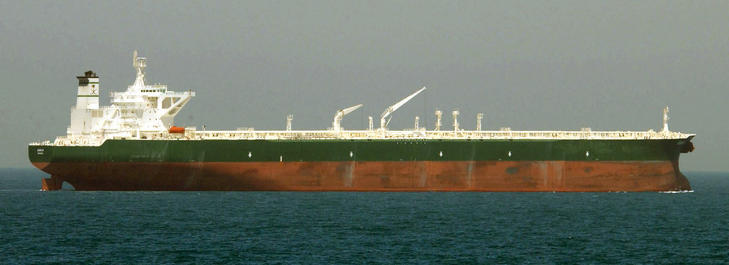 A szupertankerek (ULCC) a legnagyobb olajszállító tartályhajók és a legnagyobb mobil, ember alkotta szerkezetek. Biztosítás nélkül nem szállítanak. Fotó: Wikipédia