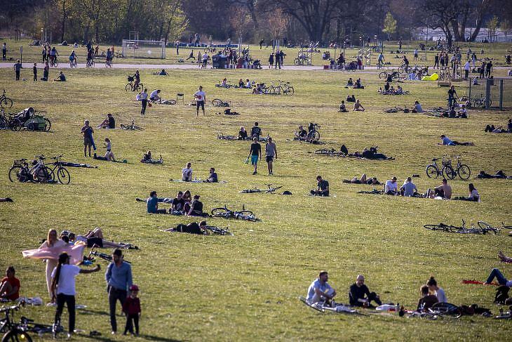 Piknikezők a berlini Tempelhofer Feld parkban 2020. április 12-én. EPA/OMER MESSINGER