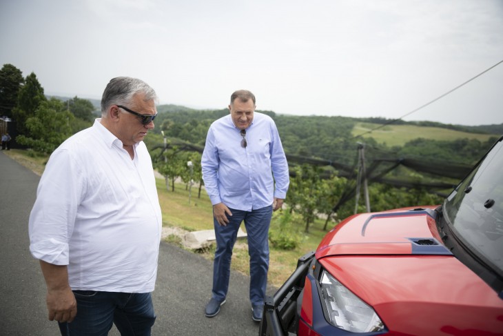 Orbán Viktor miniszterelnök és Milorad Dodik, a boszniai Szerb Köztársaság elnöke kiránduláson Banja Luka közelében 2023. június 23-án. MTI/Miniszterelnöki Sajtóiroda/Benko Vivien Cher
