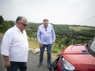 Orbán Viktor miniszterelnök és Milorad Dodik, a boszniai Szerb Köztársaság elnöke kiránduláson Banja Luka közelében 2023. június 23-án. MTI/Miniszterelnöki Sajtóiroda/Benko Vivien Cher