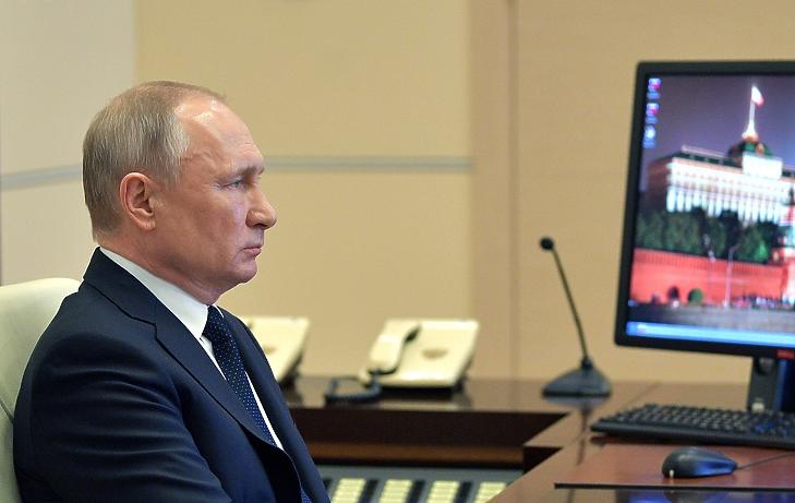 Vlagyimir Putyin orosz elnök videokonferencia keretében tárgyal a helyi önkormányzatok vezetőivel a Moszkva melletti Novo-Ogarjovóban lévő elnöki rezidencián 2020. április 8-án. Illusztráció. (Fotó: MTI/AP/Szputnyik/Alekszej Druzsinyin)