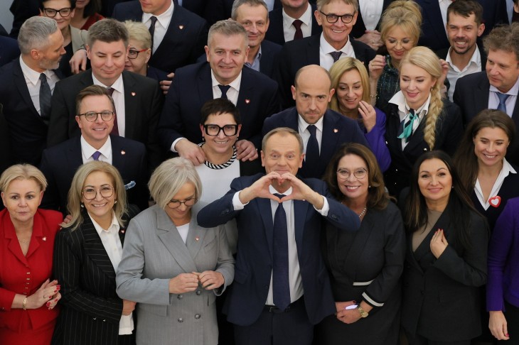 Donald Tusk, a Civil Platform vezetője koalíciójának a tagjaival miniszterelnökké választása után a lengyel parlamentben Varsóban 2023. december 11-én. Fotó:  EPA/Rafal Guz 