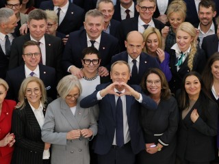 Donald Tusk, a Civil Platform vezetője koalíciójának a tagjaival miniszterelnökké választása után a lengyel parlamentben Varsóban 2023. december 11-én. Fotó:  EPA/Rafal Guz 