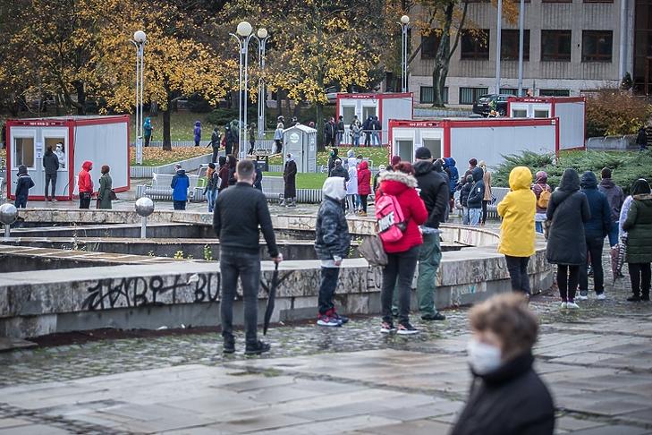 Hiába tesztelték le az országot, mégis jön a karantén