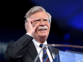 Bosszú egy könyvért? – az FBI razziát tartott John Bolton, Trump volt nemzetbiztonsági tanácsadójának otthonában