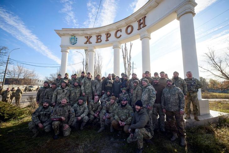 Volodimir Zelenszkij ukrán elnök katonáival fényképezkedik az ukrán fennhatóság alá visszakerült dél-ukrajnai Herszonban 2022. november 14-én - nyugati fegyverek is kellettek a sikerhez, de a nyugati fegyverek nem voltak elegek hozzá. Fotó: MTI/EPA/