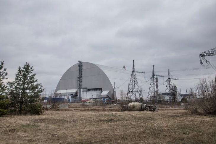 A csernobili atomerőmű acélszarkofággal lefedett 4-es reaktorblokkja az észak-ukrajnai Csernobilban 2022. április 5-én. Fotó: MTI/AP
