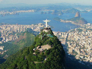 Holttestek sorakoznak Rio de Janeiro utcáin Brazília legvéresebb drogbandák elleni akciója után