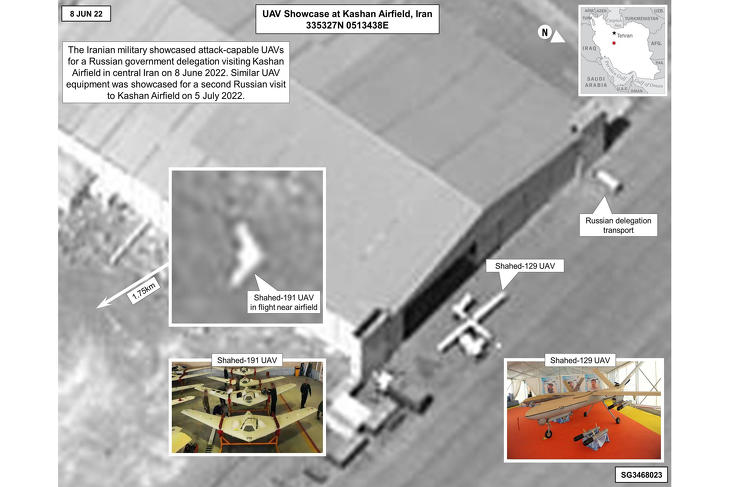 A műholdfelvétel, amelyen láthatók az iráni drónok, valamint az orosz delegációt szállító jármű. Fotó: Wikimedia