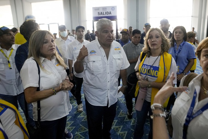 José Raúl Mulino, a Realizando Metas (RM) párt győztes jelöltje egy panamavárosi szavazóhelyiségben a panamai elnök- és parlamenti választások napján, 2024. május 5-én