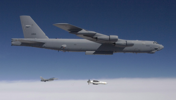 Egy B-52-es bombázóról indítják útnak a bunkerromboló bombát egy korábbi teszten. Még ez sem elég?