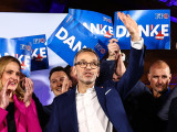  Herbert Kickl, az Osztrák Szabadságpárt (FPÖ) elnöke (középen) ünnepel a párt eredményváró eseményén Bécsben 2024. szeptember 29-én, miután megnyerték az osztrák parlamenti választásokat.