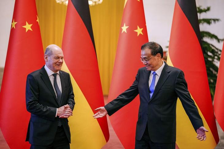 Li Ko-csiang kínai miniszterelnök (j) Olaf Scholz német kancellárt fogadja a pekingi Nagy Népi Csarnokban 2022. november 4-én. MTI/AP/DPA pool/Kay Nietfeld