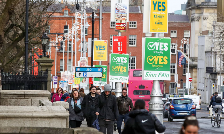 Az ír választók határozottan döntöttek a kormány által javasoltakról. Fotó: Paul Faith/AFP/Getty Images