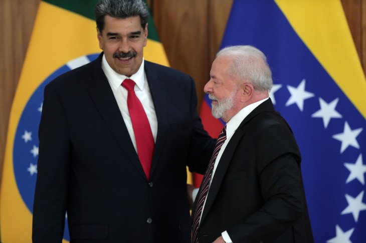 Lula da Silva brazil elnök (jobbra) fogadja Nicolás Maduro venezuelai elnököt (balra) Brazíliavárosban 2023. május 29-én. Fotó: EPA/Andre Coelho 
